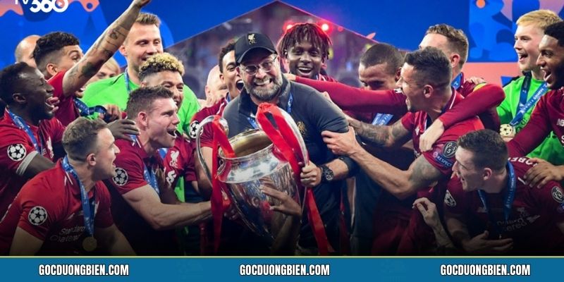 Khoảnh khắc nâng cúp của đội trưởng Henderson
